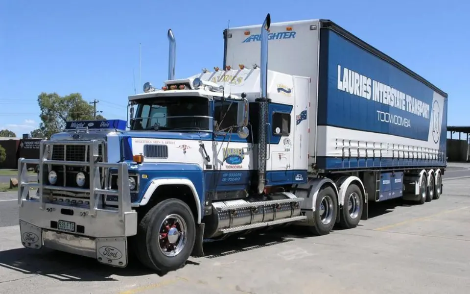 Mengapa trak domestik tidak menunjuk paip ekzos mereka ke atas?